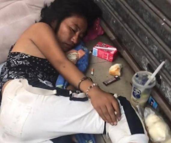 原创曾经是酒店的高管流浪女落魄睡街头单手夹烟垃圾堆里找东西吃