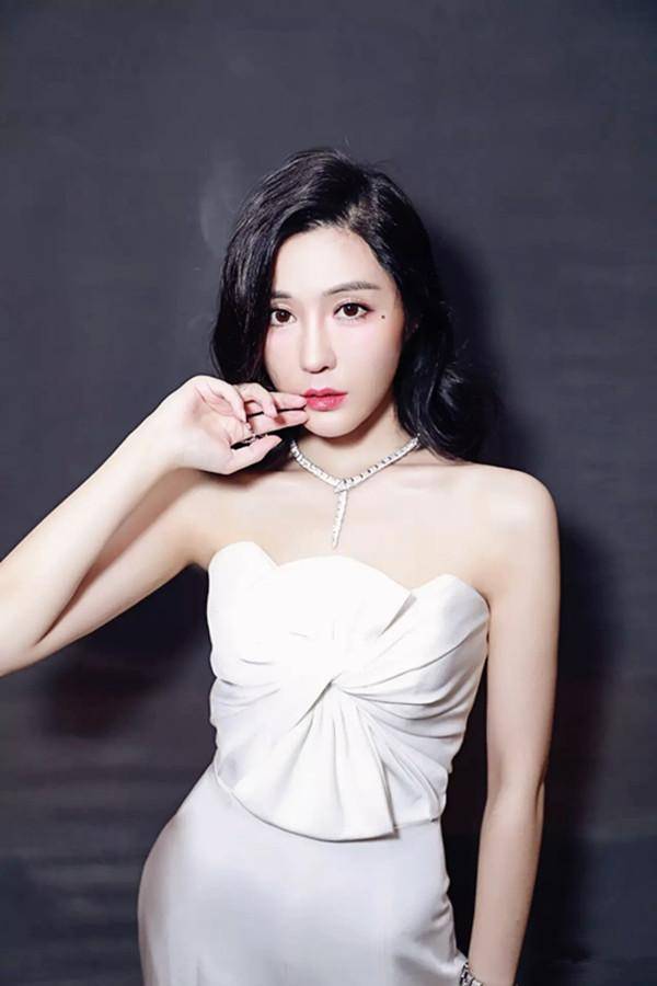 仙女 “人间芭比”汤晶媚 穿白色礼服裙如仙女 开“缝”设计显别致