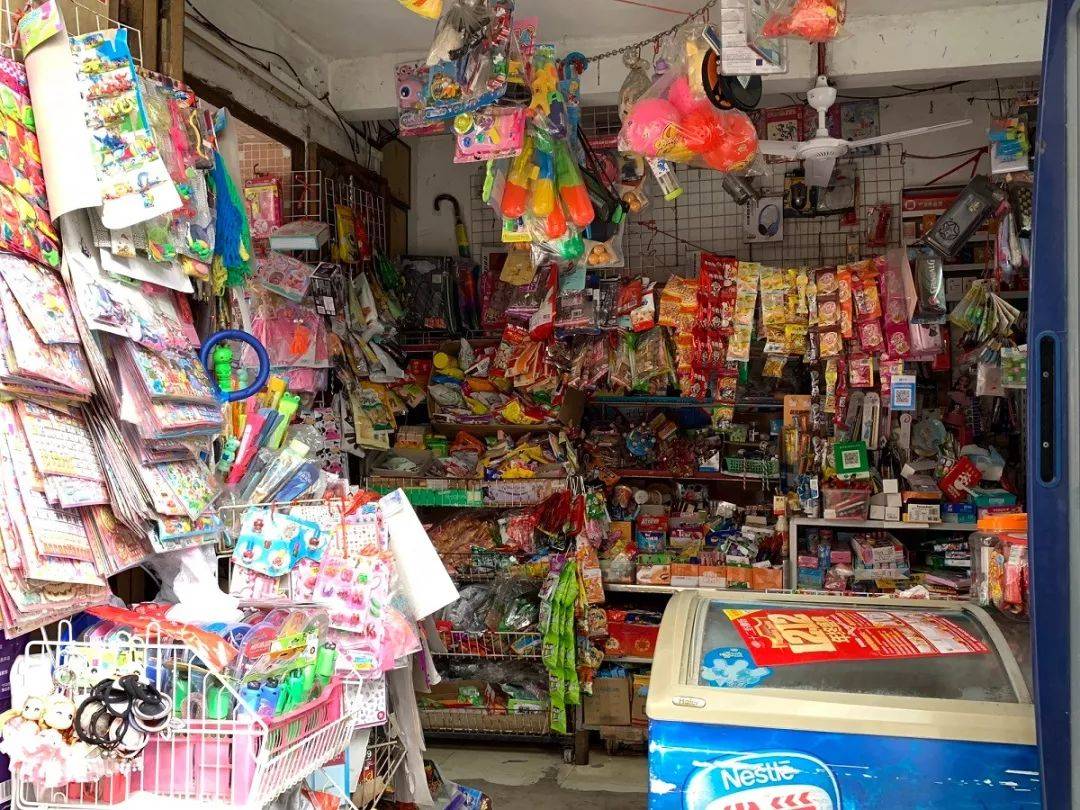 食品|中小学小卖店被责令取缔,家长有赞同有不解:校外店铺也该管管!