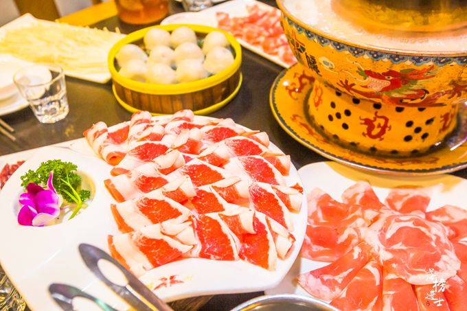 原创 吉林游品尝隧道的乌拉暖锅，传承了三百年的美食，颜值口胃双爆表