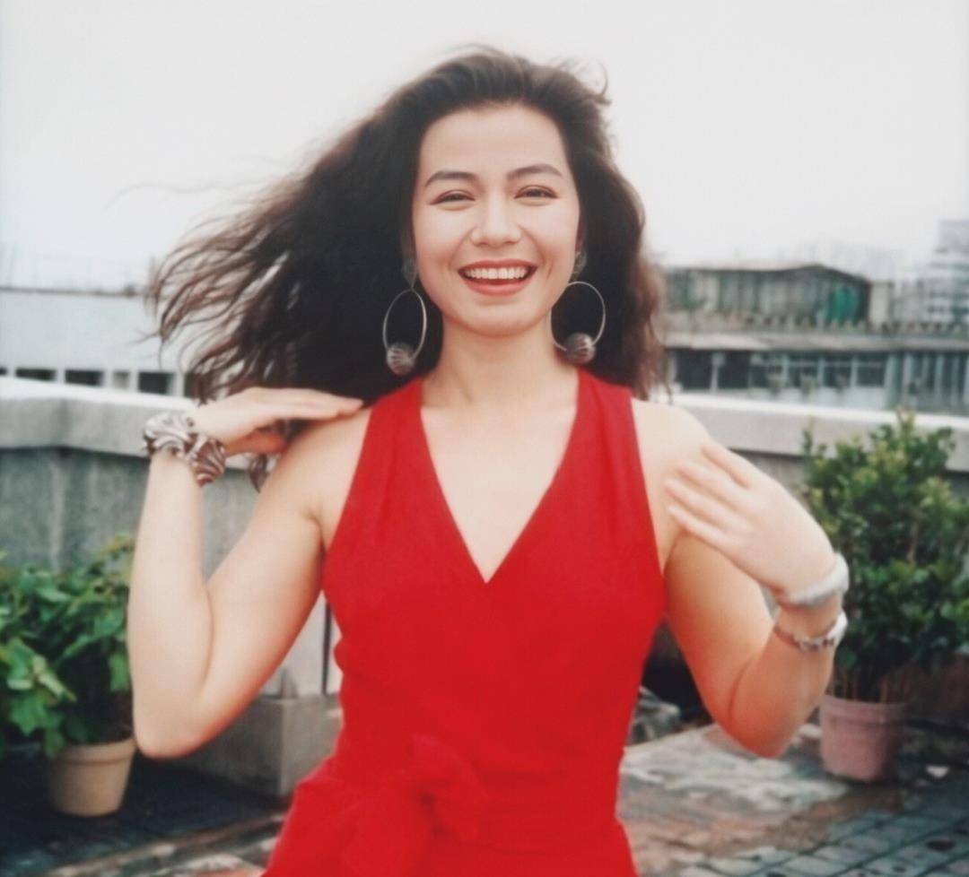 黑发95小花一出道就“碰瓷”张柏芝，她凭啥成为新一代内娱颜霸？！