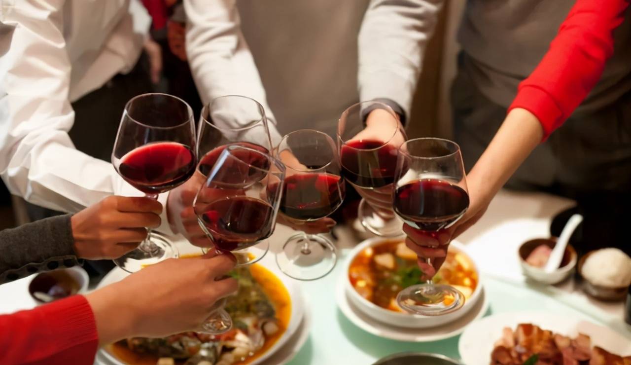 饭局上在这3件事上越勤快的人在生活中也越受欢迎