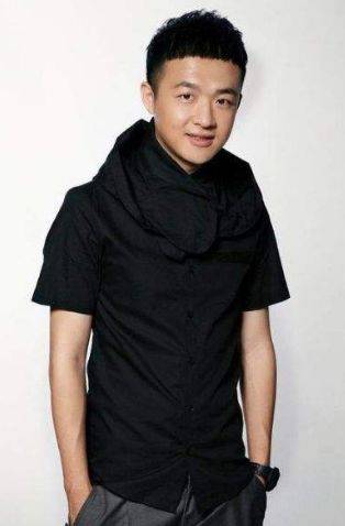 这个演员是谁相信大家应该也能猜得到了,这个演员就是包贝尔,说到包