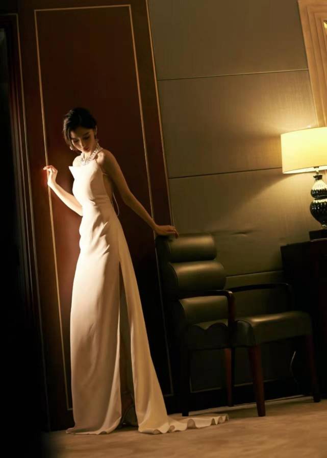 元素 Baby不愧是红毯定海神针!穿露背白裙美出新高度,颜值稳占85花榜首