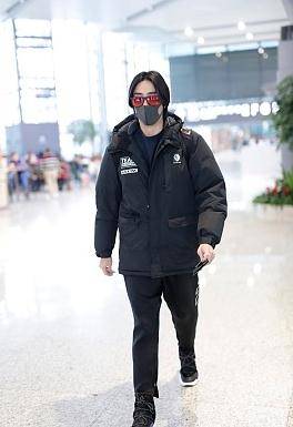 设计 29岁郑云龙穿2千多棉服潇洒又挺拔，搭上黑裤黑鞋后却有老干部风