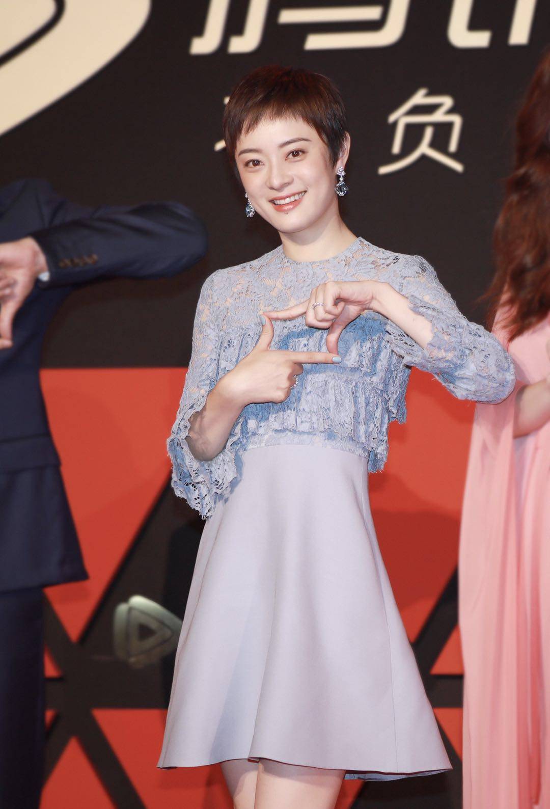 计划 37岁孙俪同框31岁张萌,张萌一袭斗篷红裙不敌孙俪蓝裙清新甜美