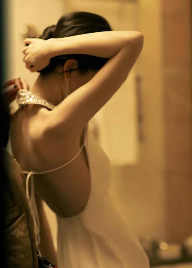 元素 Baby不愧是红毯定海神针!穿露背白裙美出新高度,颜值稳占85花榜首