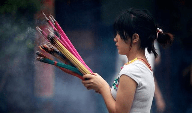 去寺庙烧香拜佛,这五个禁忌不要忘,早知道不吃亏!_佛祖_人们_佛教