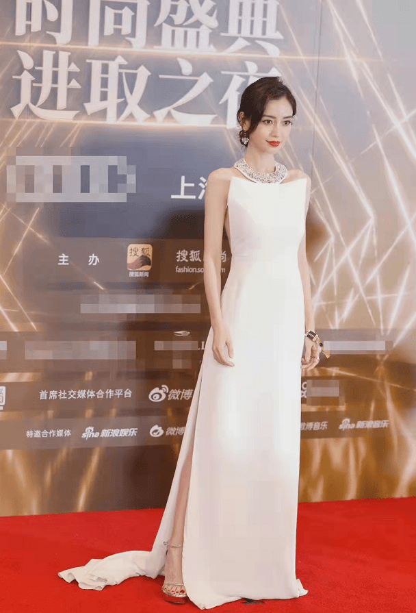 元素 Baby不愧是红毯定海神针!穿露背白裙美出新高度,颜值稳占85花榜首