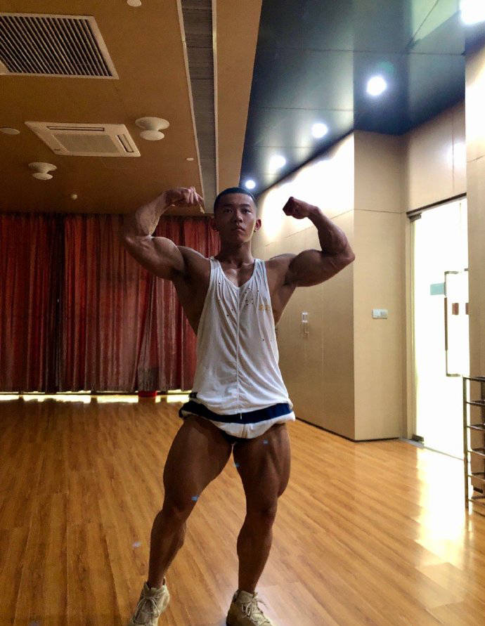 快速练出麒麟臂健身 01d54a084146439e90f32fe479a9c72e.jpeg