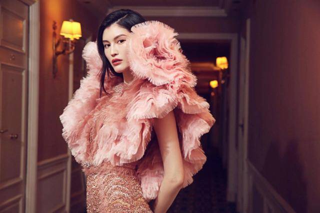 身材 何穗美成了仙女模样，穿一袭粉丝连衣裙，这身材超模女明星里罕见