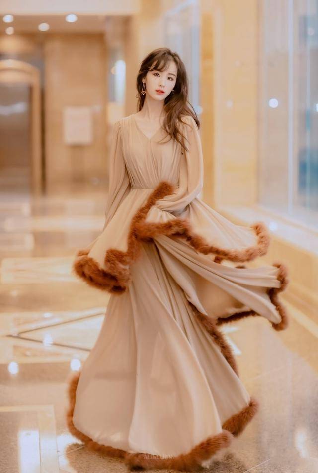 陈都灵气质艳压群芳穿白色吊带鱼尾裙性感撩人轻松美成焦点