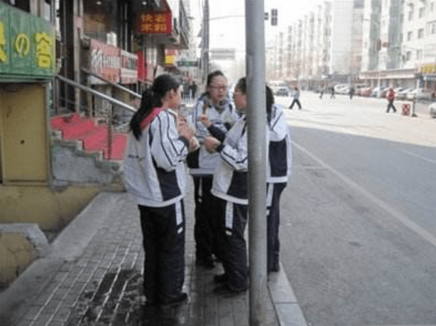 零花钱|教育部下发通知,中小学有望暂停这一服务?学生的快乐时光要消失