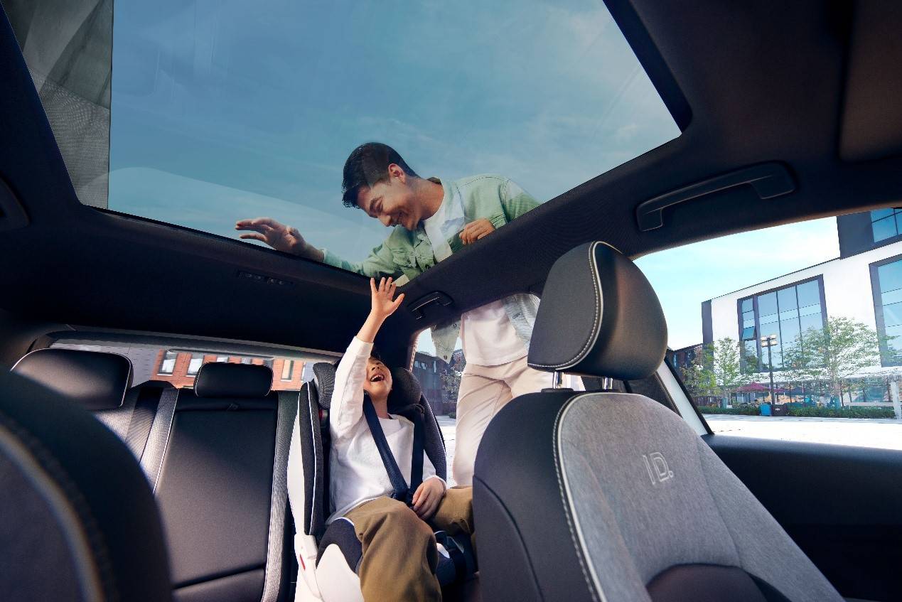 与id在一起的年轻人车外是世界车里是生活