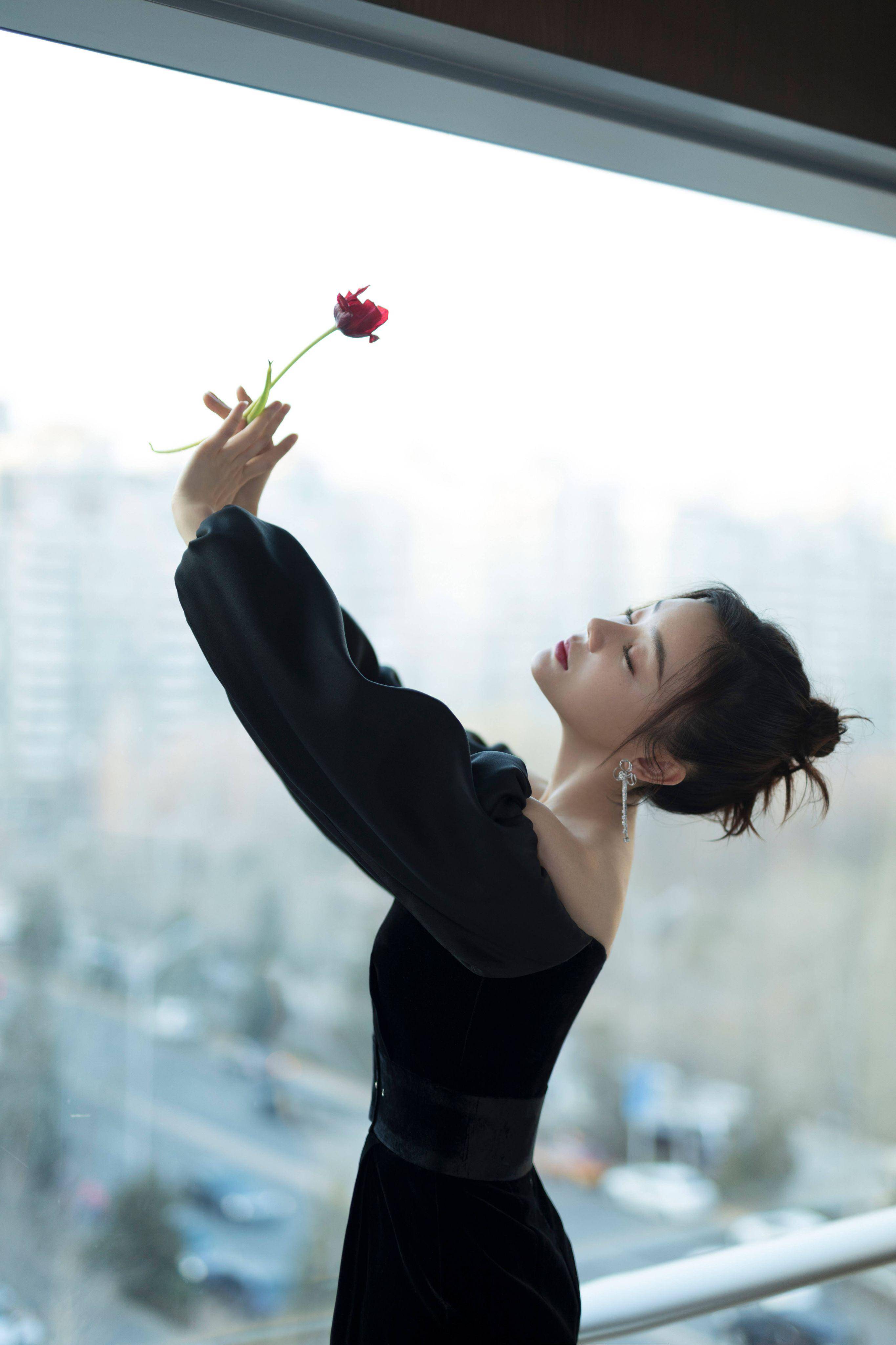 袁姗姗户外写真大片,一袭粉色轻纱连衣裙优雅淑女,看一眼就爱_感觉