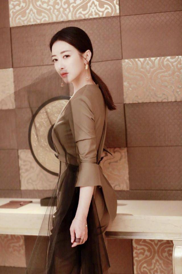 陈紫函气质越来越好,穿西服套装优雅大气,美得让人忘了年龄_女性_西装