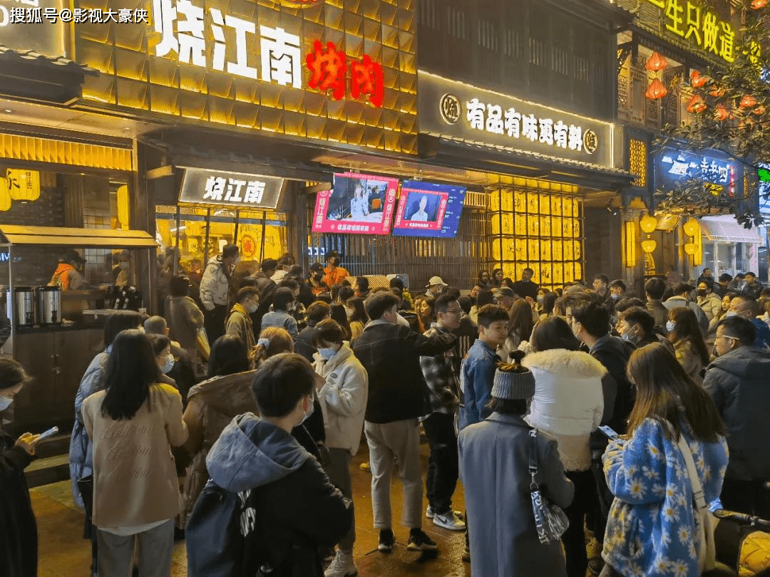 黄晓明两年前,开的烤肉店,开业时非常红火,连续在北京,杭州,成都,厦门