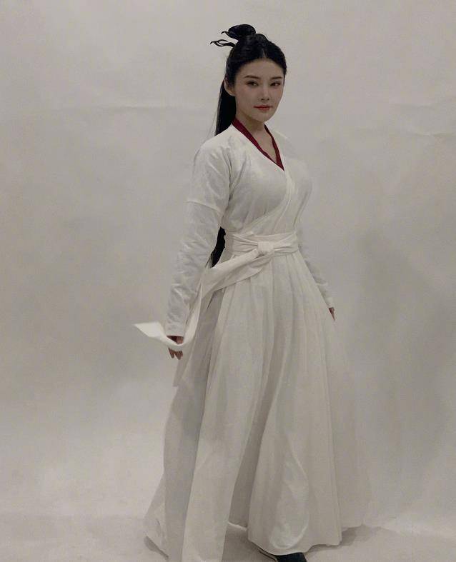 徐冬冬 徐冬冬最新活动照火了，“木耳裙”穿出公主范，确定这还是大嫂？