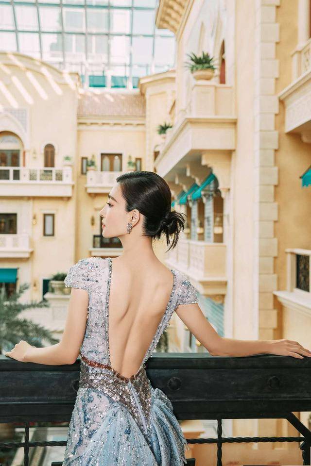 设计 王丽坤美得不可方物,穿蓝色渐变连衣裙像美人鱼,好身材一览无遗