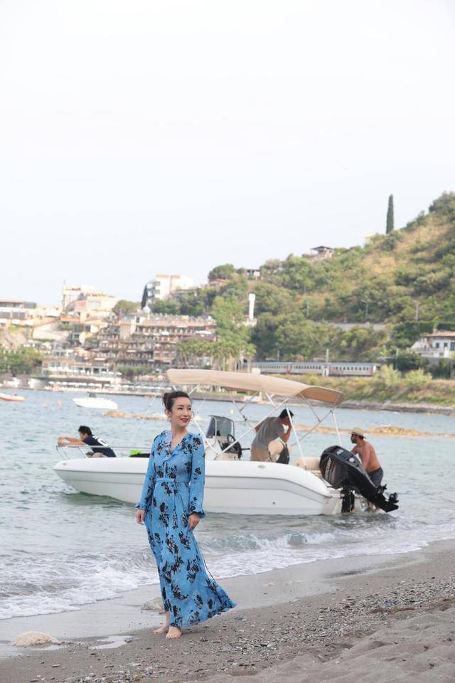 披肩 秦海璐减肥后气场真强大，身披黑色披肩裙宛如霸气女高管，太美了