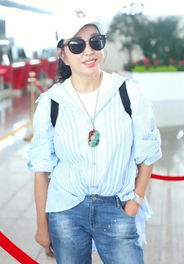 身材 刘晓庆64岁气质优雅，马尾辫发型搭配连衣裙，干练时髦又减龄