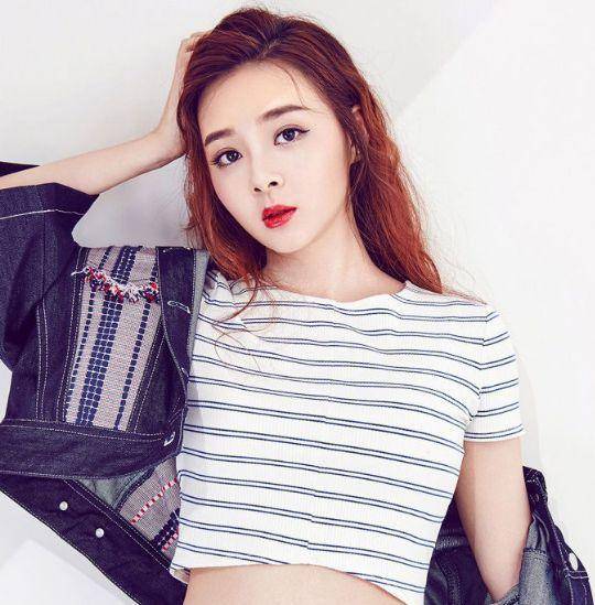 她是初代国民闺女,11岁出道演50部戏,演技不输杨紫神似多多_杨丽晓