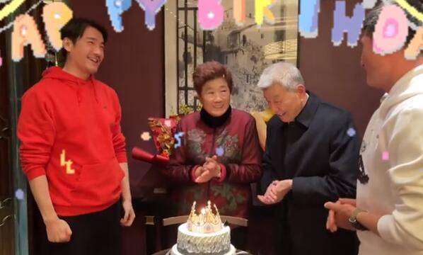 大寿 胡兵真孝顺祝老母亲80大寿！穿红色卫衣似30岁，亲生哥哥意外抢镜