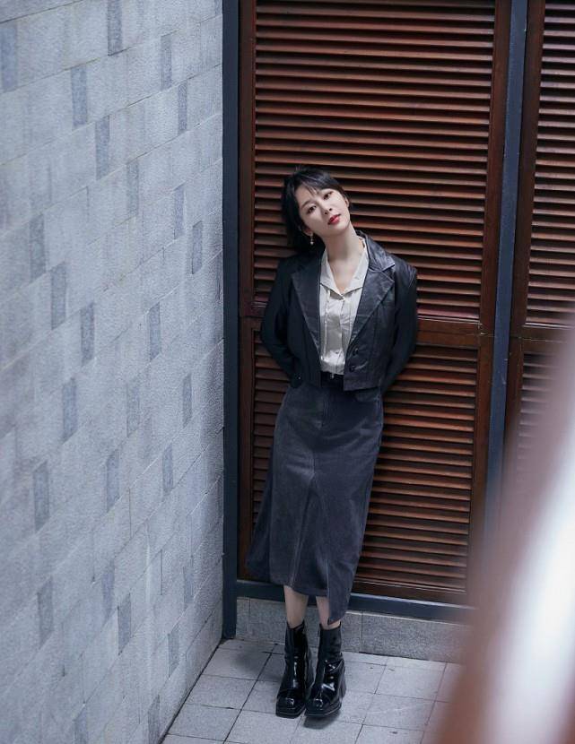 魅力 杨紫穿火了“皮西装＋牛仔裙”，明明是走御姐路线，却挡不住甜美