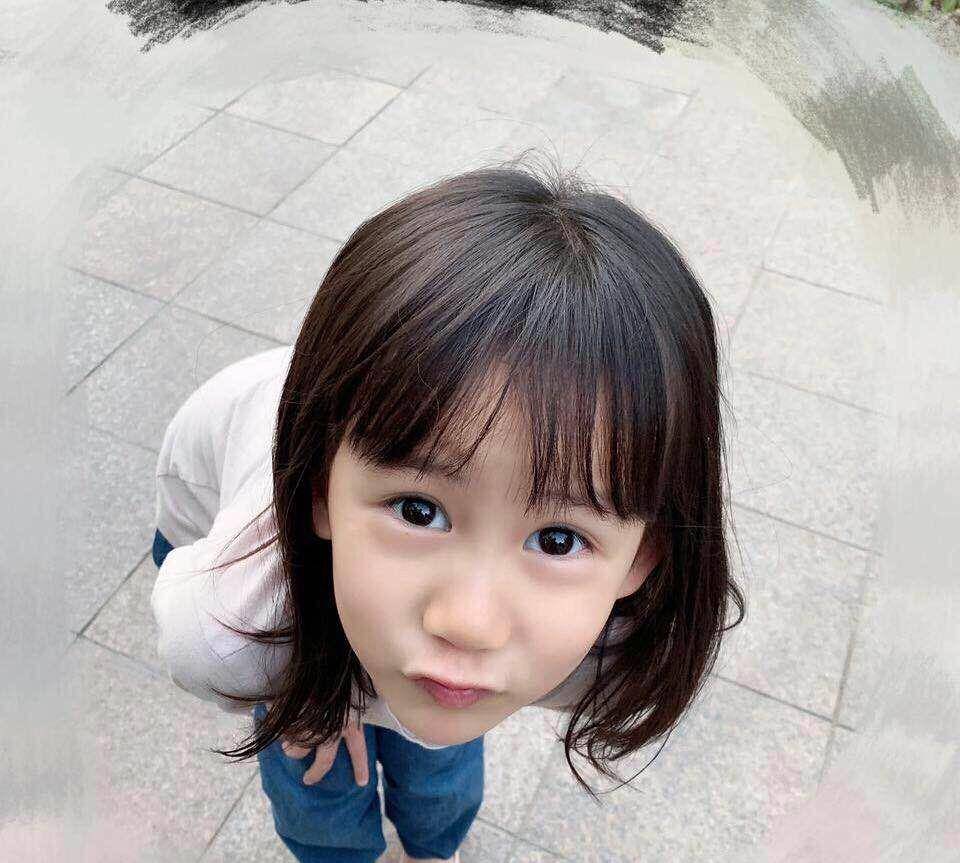 美貌黄磊晒小女儿近照，多妹把瓶盖做成项链，创意令黄磊狂笑不已