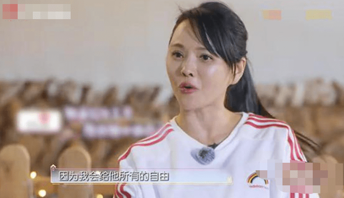 黑色 伊能静儿子再穿女装，修身长裙显窈窕身材，现身酒吧不惧路人眼光