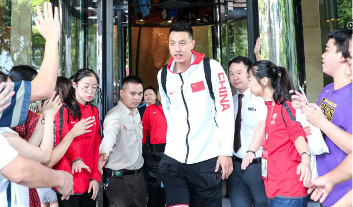 男篮解散时又出丑闻,赵睿身穿美国国旗服装亮相,毫不顾及影响_衣服