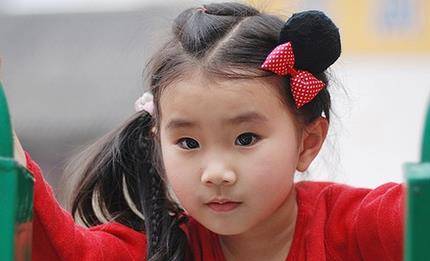 后天为何戚薇女儿钟爱“丸子头”？披发后恍然大悟，娃的颜值关键在此