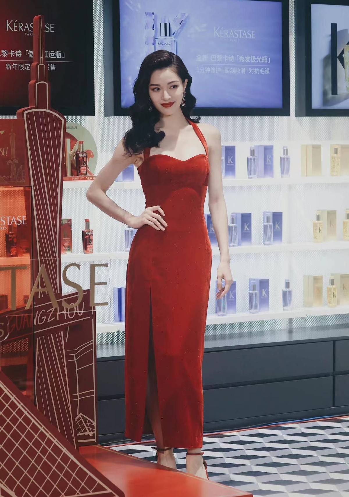 钟楚曦穿红吊带裙完美驾驭港风,颜值不输港姐,网友