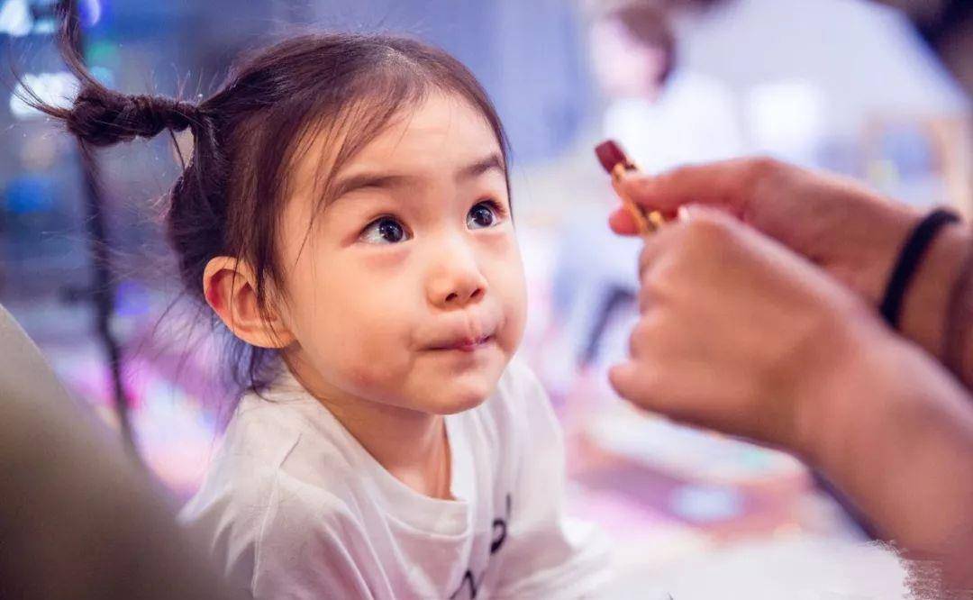 后天为何戚薇女儿钟爱“丸子头”？披发后恍然大悟，娃的颜值关键在此