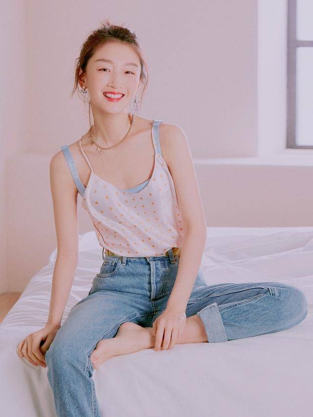 周冬雨又来抢镜了小小身材穿出高大上气质感性感清新随心换