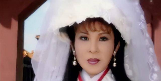 西门|被全网骂了二十多年的西门大妈，与男神演亲密戏，黯然退圈之谜