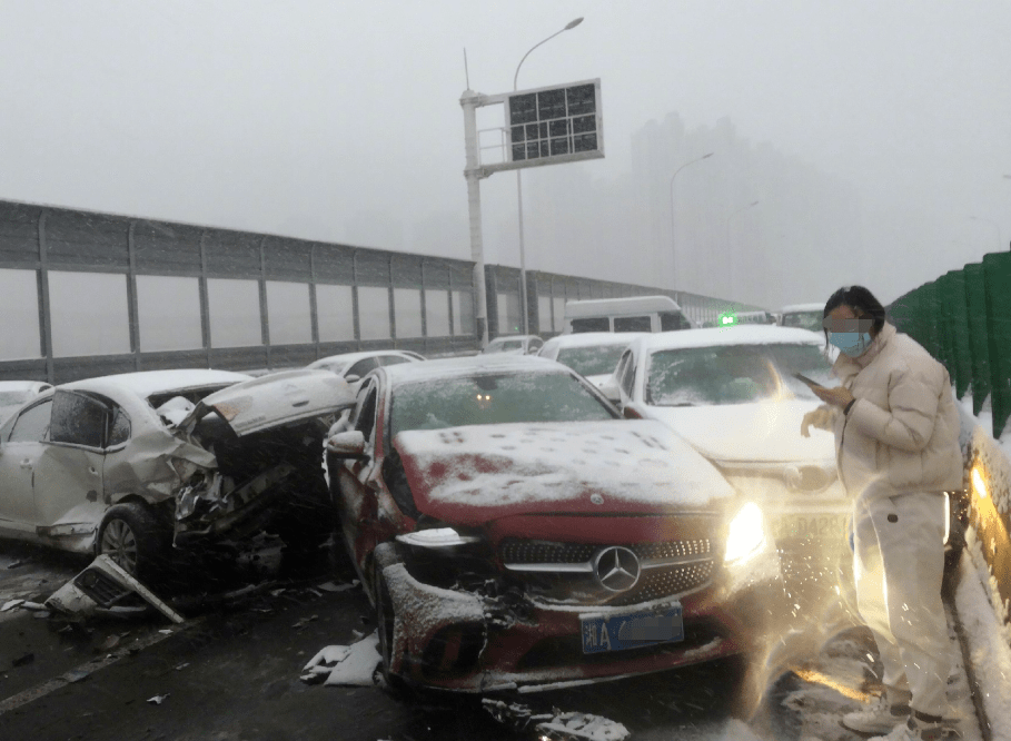 雪地撞车图片图片