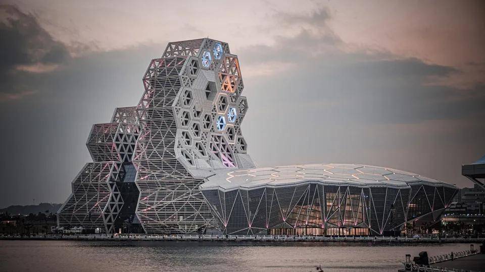 在这块特殊的宝地,水是台湾人生活的中心:经济上拥有台湾最大的港口