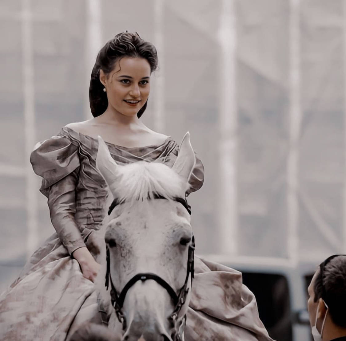 原创95后新版茜茜公主甜美亮相这颜值网友却表示不服