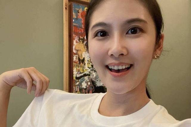 他的老婆矮了威廉一个头,穿着一件白色的连衣裙,头发梳得很整齐,威廉