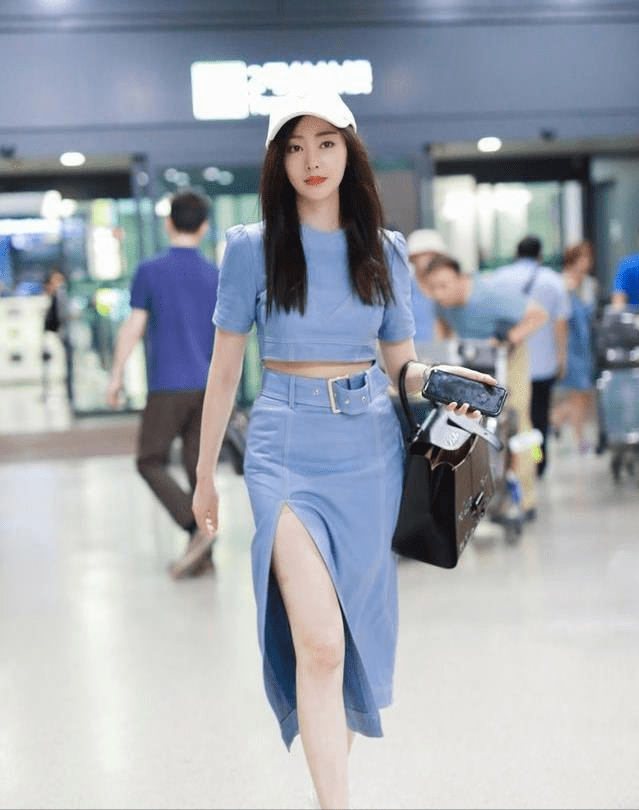 张天 张天爱是得到杨幂衣品吗?高开叉裙子好时髦,满满的荷尔蒙