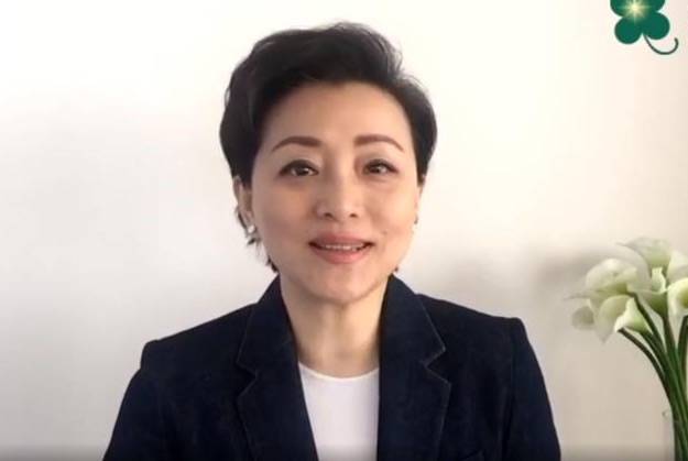 气质杨澜被网红同框碾压，再美颜也是松弛苍老的脸，但气质落落大方！