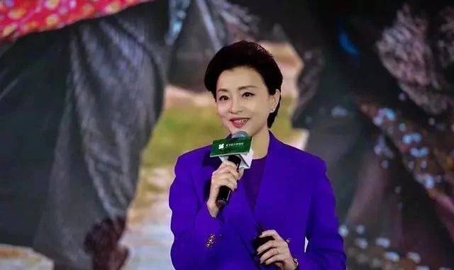 气质杨澜被网红同框碾压，再美颜也是松弛苍老的脸，但气质落落大方！