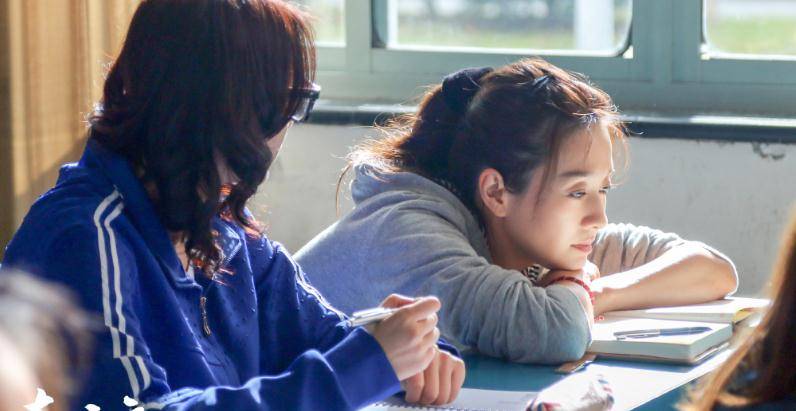 马伊琍|《在远方》来袭，马伊琍被嘲颜值不够，剧中女配太美了！