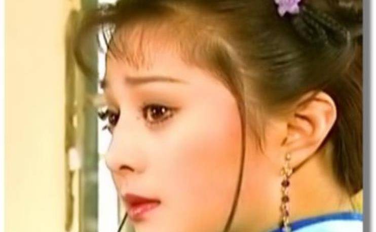 许多人关于小燕子的婢女彩霞和明月都有很深入的印象,但是这两个婢女