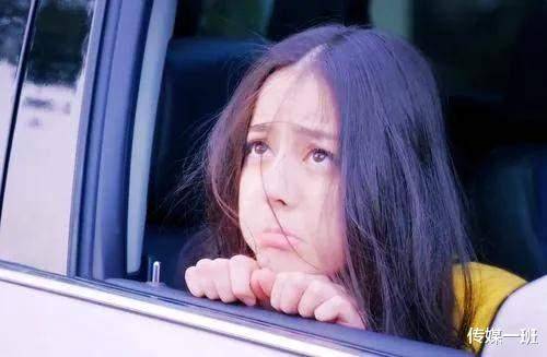 广告迪丽热巴盛世美颜崩了？新广告顶哪吒头，发量少发际线高被槽显老