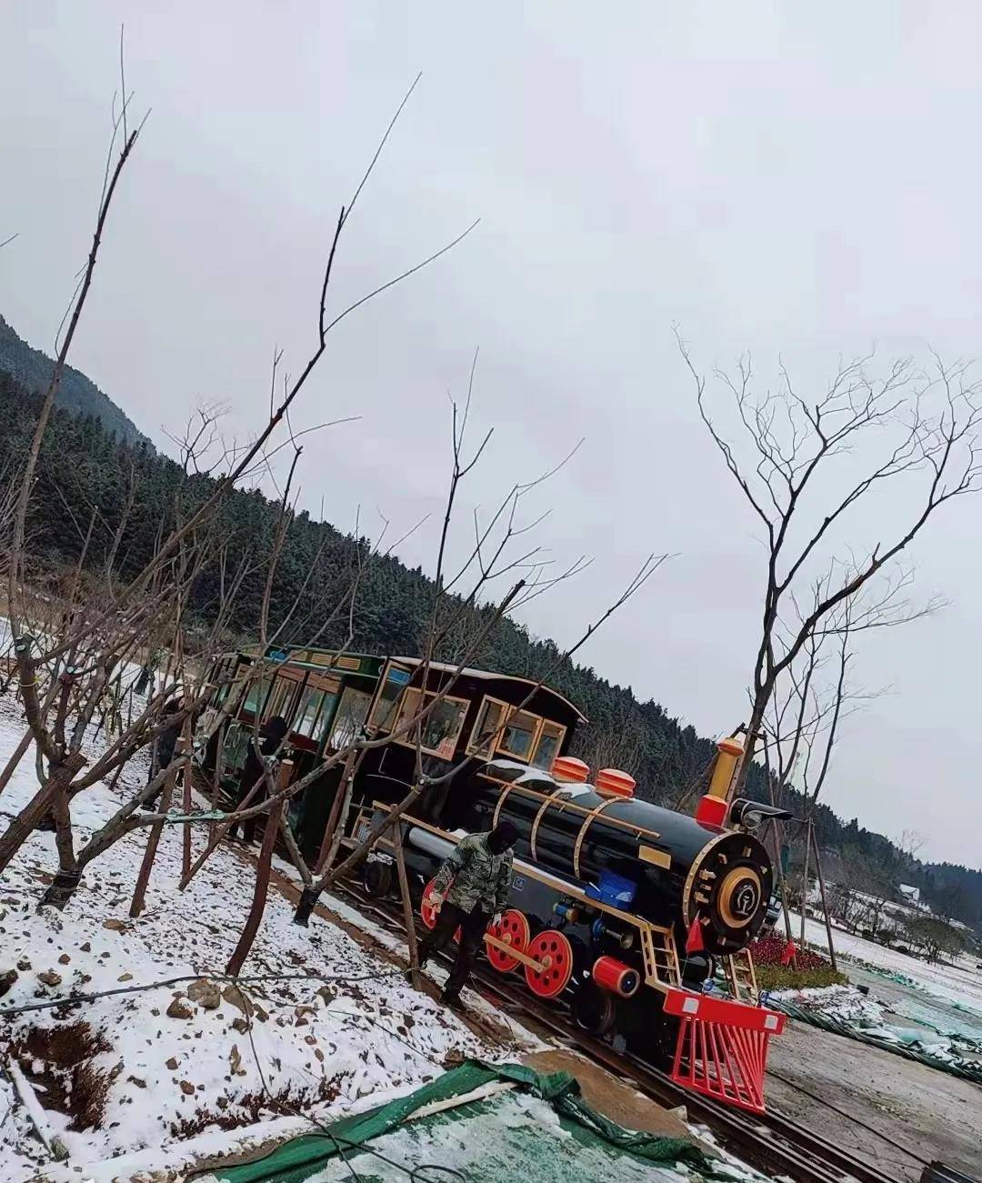 麻姑山景區工作人員提醒廣大市民,雨雪天氣,道路溼滑,市民自駕到遊客