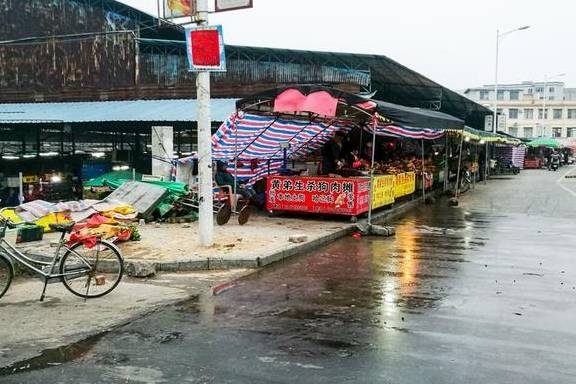 清晨走进广西玉林的菜市场，看到里面还有专门售卖新鲜狗肉的摊位