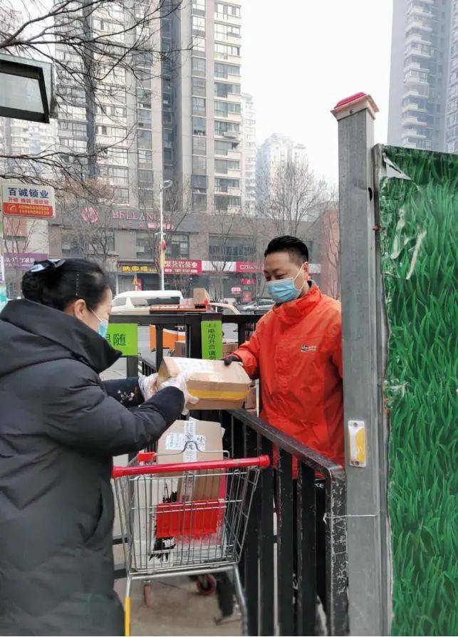 车辆等重点场所的消毒;提严格执行从业人员"扫码进入"戴口罩"测体温