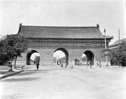 天安门广场改造前旧照：面积很小，布局错落有致，很多禁区你绝没见过